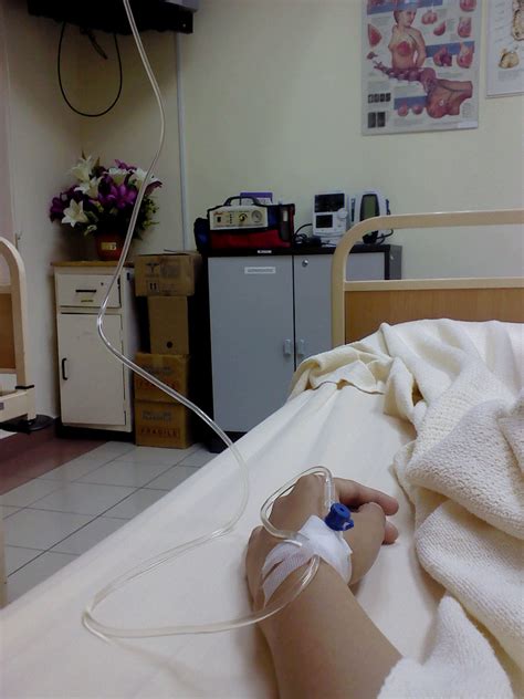 Seorang ibu mendapatkan sebuah pelajaran berat ketika anaknya yang berusia 16 bulan tersiram air panas dari gelas takeway yang berisi teh. Orang lain muntah-muntah dan cirit birit.. aku yang demam ...