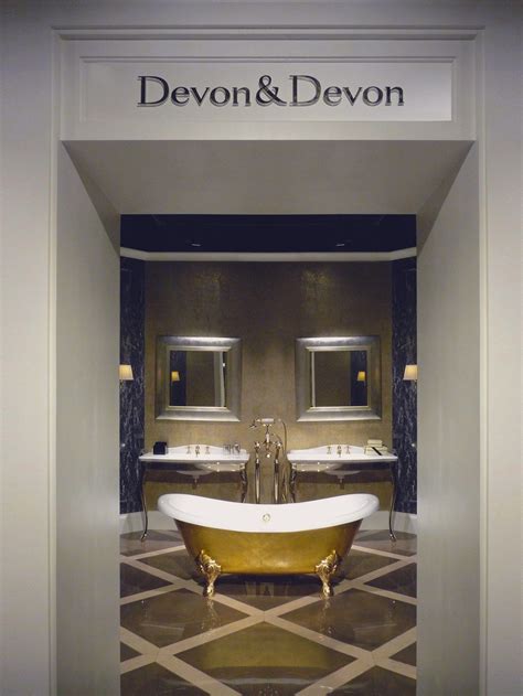 Devon përmes audicionit u pranua si kërcimtare amatore në al diamond cabaret (reading, pennsylvania), ku ajo fitoi vendin e parë.ajo vazhdoi të bënte striptis në klub për tre vite me radhë para se të hynte në industrinë pornografike në vitin 1998. Devon&Devon approda a Monaco, Shanghai e Singapore Le ...