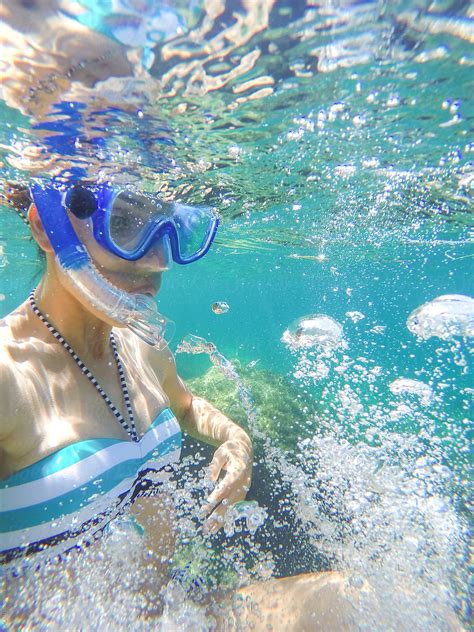 Young Woman Snorkeling In Crystal Clear Waters Del Colaborador De