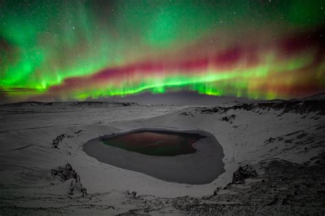 Oc Aurora Borealis Over A Crater Lake In Iceland 2160x1440 R