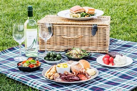 Picknick food rezepte mit fleisch. Romantisches Picknick auf dem Land, einige originelle ...