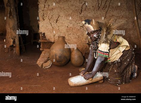 Kikuyu Woman Grinding Maize Nyeri Central Highlands Kenya Stock