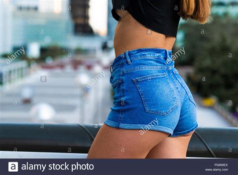 In Der Nähe Von Attraktiven Jungen Frau Mit Hot Pants Stockfotografie Alamy