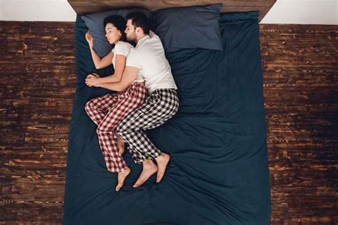 Ложка поза для сна усиливающая интимность