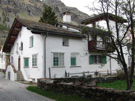 Informieren sie sich, wie sie einen stylischen strandkorb selber bauen können, über die richtige pflege von hortensien oder wie sie durch lavendel den duft des mittelmeers in ihren garten holen. Haus Piccard in Sils Baselgia mit Turm | Turm