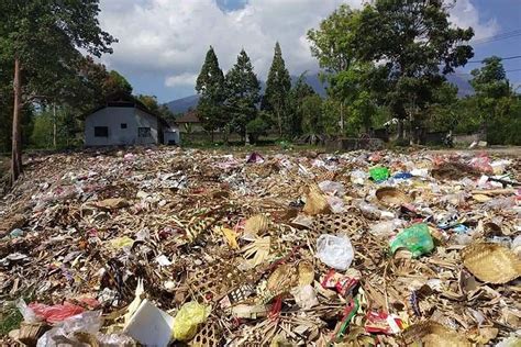 Dikeluhkan Tumpukan Sampah Di TPST Besakih Timbulkan Bau Tak Sedap