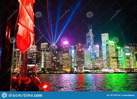 Vista Del Porto Di Hong Kong Dal Crogiolo Tradizionale Di Ciarpame Alla Notte Durante La ...