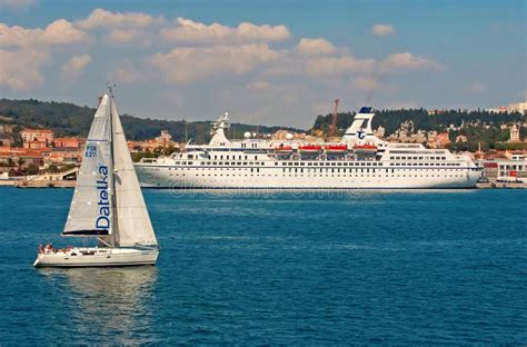 See more of portugal vakantie.info on facebook. Lissabon, Portugal - 3. April 2010: Yachten Im Blauen Meer ...