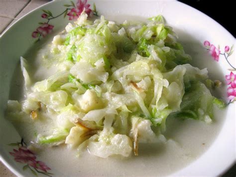 Masukkan kubis dan cili merah, masak seketika sehingga lembut. RESEPI NANNIE: Kobis segar dari kebun