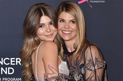 Lori Loughlin S Daughter Olivia Jade Comes Under Fire Online Over College Cheating Scandal