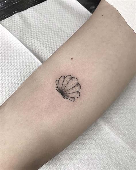 A seashell makes a special tattoo pattern with its mysterious form and various styles. 43 Simple Tattoos for Women Who Are Afraid to Commit ...