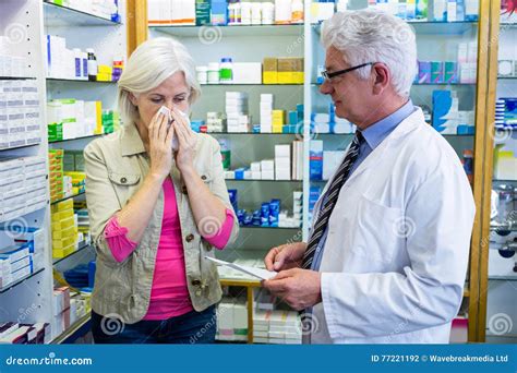 Cliente Che Starnutisce Mentre Dando Prescrizione Al Farmacista Fotografia Stock Immagine Di