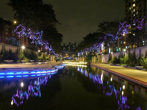 中銀大廈（英语：bank of china tower）是中銀香港的總部，位於香港中西區中環花園道1號。於1985年4月18日動土啟造，翌年招租，由日本熊谷組負責承建，在1989年竣工，8月取得入伙紙，1990年5月17日正式啟用。 原址為美利樓。 新莊中港大排新氣象(3)夜景篇 1020102 - 我家在台北-影像輯 - udn部落格