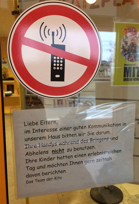 Kinder, die keinen ausreichenden masernschutz nachweisen, dürfen in der kita oder informieren sie gegebenenfalls die eltern über aushang und/oder elternbrief umfassend. Aushang Spielzeugtag Im Kindergarten / zum Ausdrucken und ...