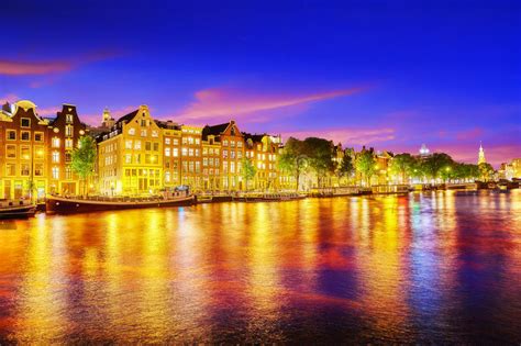 Beroemde Amstel Rivier En Nachtmening Van De Mooie Stad Van Amsterdam