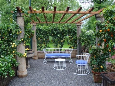 Sichtschutz für terrasse und garten. kleine terrasse gestalten pergola steinsaulen kies metall ...