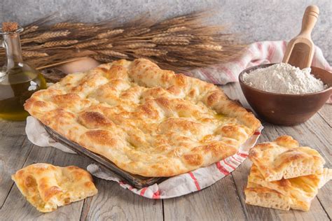 Provate anche la simpatica variante a forma di cornetto! Pizza bianca romana - La ricetta spiegata passo per passo