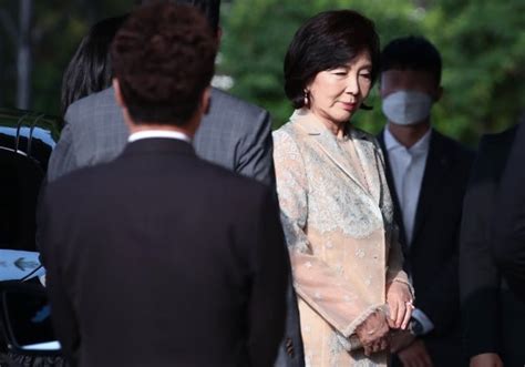 아모레 서민정 보광 홍라희 동생인가 그런 집 아들 홍뭐시기하고 오늘 약혼했나본데 신부도 예쁘고 코넬대는 아모레 서경배 회장이 나온 학교에요 미국 대학교들은 부모가 학교 선배이면 입학하기. 아모레 장녀 약혼식 참석 홍라희·이부진·이서현 삼성家 여성들 ...