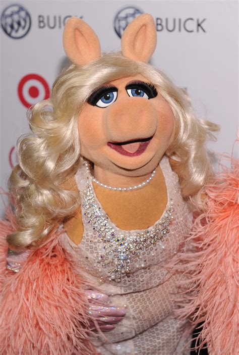 10 Unforgettable Beauty Lessons We Learned From Miss Piggy Stylecaster