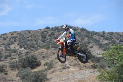 Il mezzo può essere inviato attraverso speciali furgoni predisposti al trasporto di motoveicoli, in apposite gabbie che ne garantiscono il trasporto sicuro, senza urti né danni. Come si immatricola una moto da cross - QN Motori