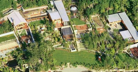 Billionaire bill gates home is a very modern 21st century house in the pacific lodge style, with advanced electronic systems everywhere. The Awesome Technology Inside Bill Gates' 1990s Mansion | Digital Trends