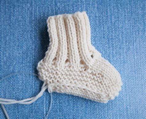 They are adorable in white. Lana creations: Baby Booties Ugg Free Knitting Pattern