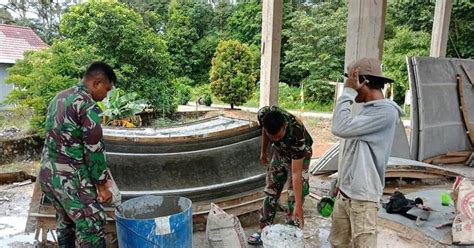 Sesuai dengan fungsi pemeliharaan kesehatan, keluarga mempunyai peran dan tugas di bidang kesehatan yang perlu dipahami dan dilakukan yang meliputi: Bengkayang tribunus.co.id - Minggu (5/5/19) - Selain ...