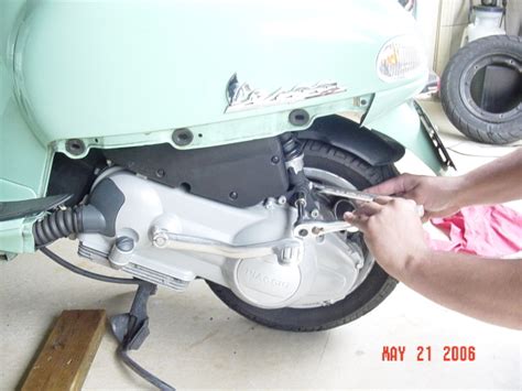 The vespa et 4 is a 2 stroke, scooter bike with a air cooled 124.00 ccm (7,53 cubic inches) single cylinder type of engine. VESPA ET - Review and photos