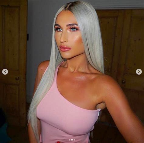 Tv personality and business woman billie shepherd is the eleventh celebrity skater to take part in dancing on ice 2021. Billie Faiers shows off dramatic new look after wedding to ...