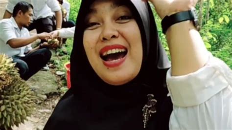 Also known as mao shan wang, is one of the most popular and expensive durian in malaysia and originates from gua musang, kelantan. Pesta Durian PUPR - YouTube