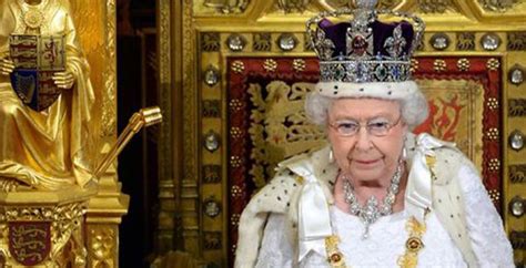 La regina elisabetta ha indossato la corona leggera, molto leggera, per un cerimoniale importante. Elisabetta d'Inghilterra | Personaggi