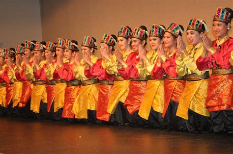 Seni tari dilakukan dengan menggerakkan tubuh secara berirama dan diiringi dengan musik. Kesenian Tari: 10 NAMA TARIAN DAN GAMBAR DI INDONESIA