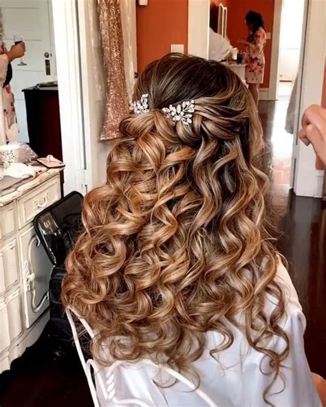 20 Cute Dama Hairstyles For Quinceaneras