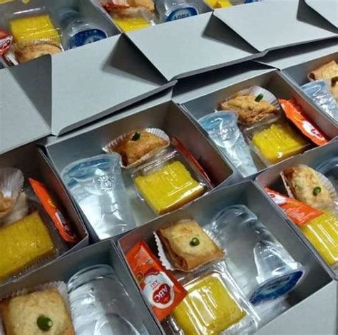 Snack gift box (b) | flower, chocolate, snacks and gift. Jual Katering Snack Box Murah Jadetabek hanya dari ...