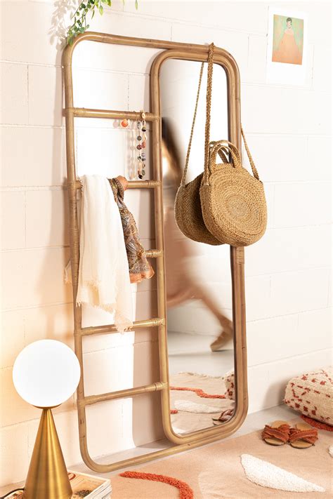Mondo convenienza è il negozio in cui poter arredare casa da zero, senza spendere un patrimonio. Specchio da terra rettangolare in bambù con gancio (153x78,5 cm) Marcus - SKLUM