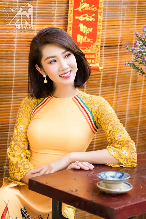 'với thúy ngân, tôi cảm thấy mọi thứ đã đi quá xa. Thúy Ngân diện áo dài rực rỡ, xuống phố ngày đầu Xuân