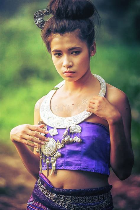 Oude Thaise Vrouw In Traditionele Kleding Van Thailand Met Wijnoogst Stock Afbeelding