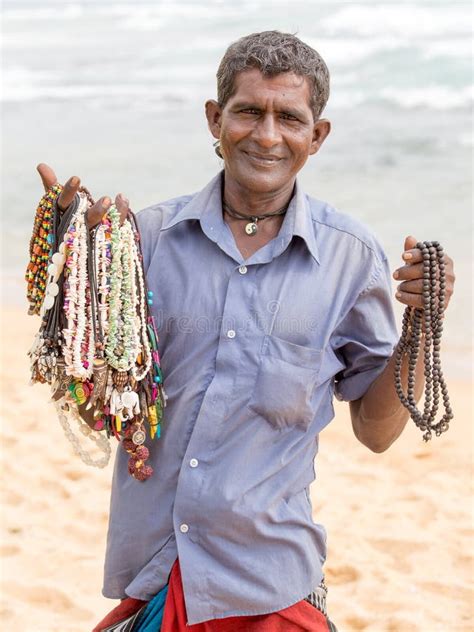 L Homme Sri Lankais Vend Des Bijoux Aux Touristes Sur La Plage Blanche