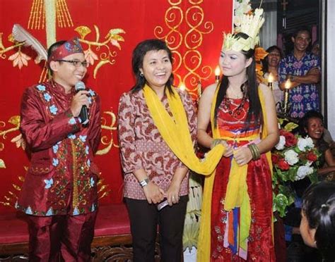 Kami produsen gaun pengantin muslimah modern berkualitas. Keunikan Iwurung Juwe dalam Pernikahan Suku Dayak Maanyan