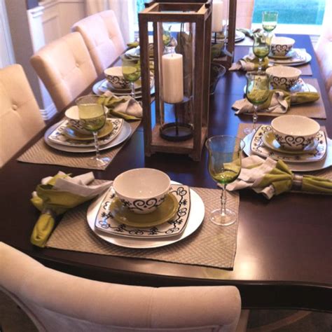 This table setting features fall colors like red and purple, but then it also introduces splashes of blue, green, and pink for a unique spin. Casual dinner place setting | Table settings everyday ...