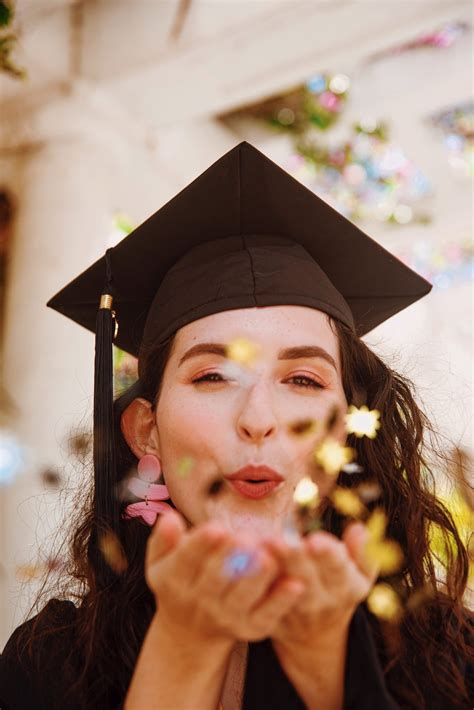 7 Graduation Posing Ideas You Need To Try Out Alanis Colina