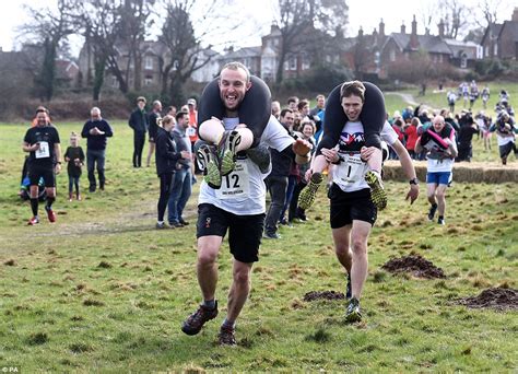 Couples Battle In Surreys 10th Uk Wife Carrying Race Daily Mail Online