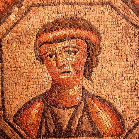 Il mosaico era l'ingresso di una villa romana, archeologi al lavoro per asportarlo. Ritratto Romano Del Mosaico Di Una Donna Triste Fotografia ...