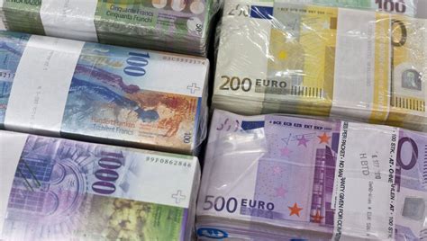 Jetzt eur/schweizer franken zu chf/euro umrechnen. Schweizer Franken: Die hochriskante Wette der Schweizer ...