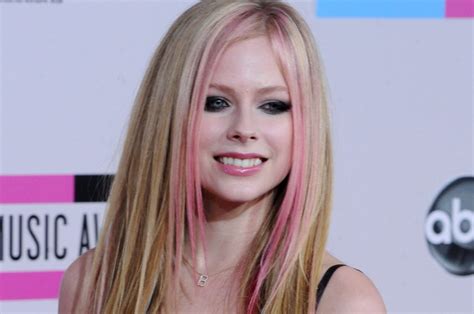 Avril Lavigne Debuts 17 Carat Diamond Anniversary T
