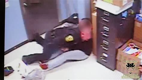 Officer Grapples Shoplifter To The Ground Youtube