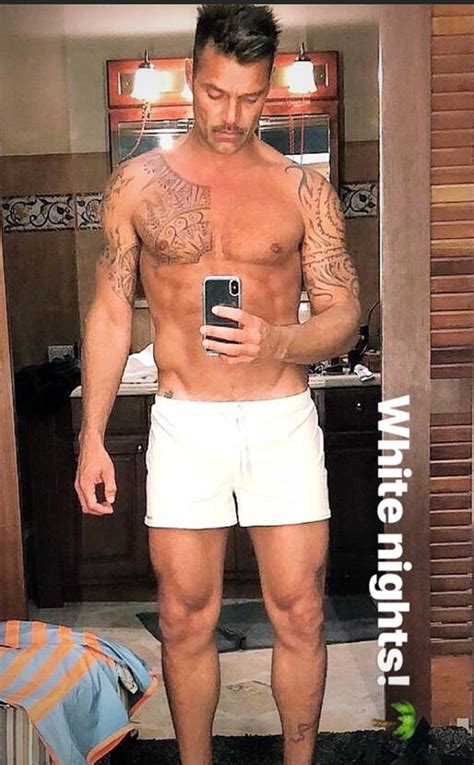 Ricky Martin Bares His Muscles In A Shirtless Selfie Hot Lifestyle News