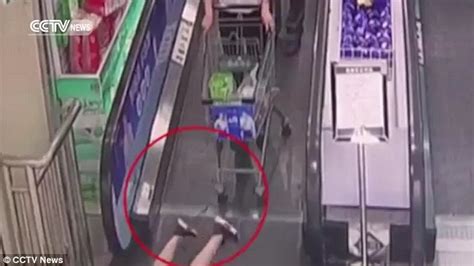 Video Shows Chinese Woman S Laces Get Caught In Escalator Daily Mail