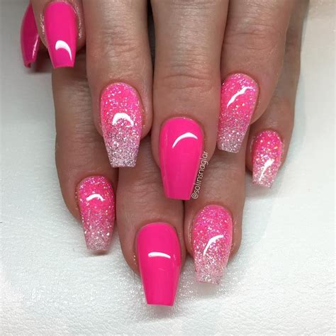 Neon Pink Med Glitterombre I Neonrosa Och Diamond Diamond Nails