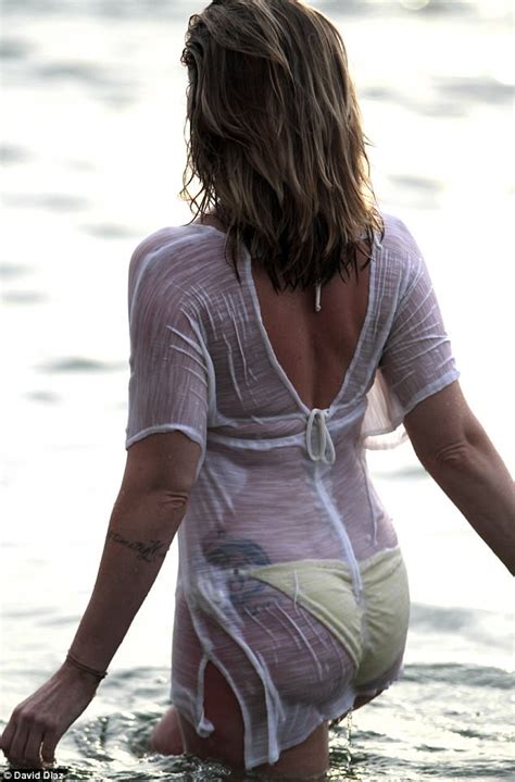 Madchen Amick Frolics On The Beach In Stunning Outfits In Mexico Madchen Amick Stunning